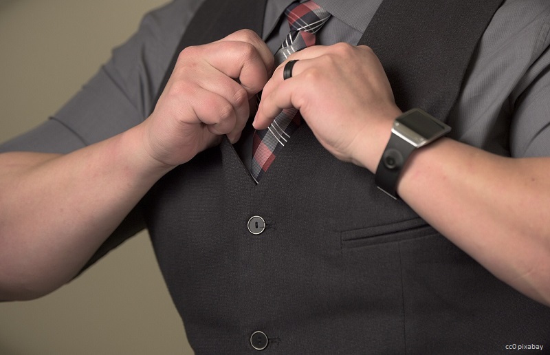 Kleidung Männer: Männer müssen nicht unbedingt Krawatte tragen. Manchmal sieht es sogar affig aus.